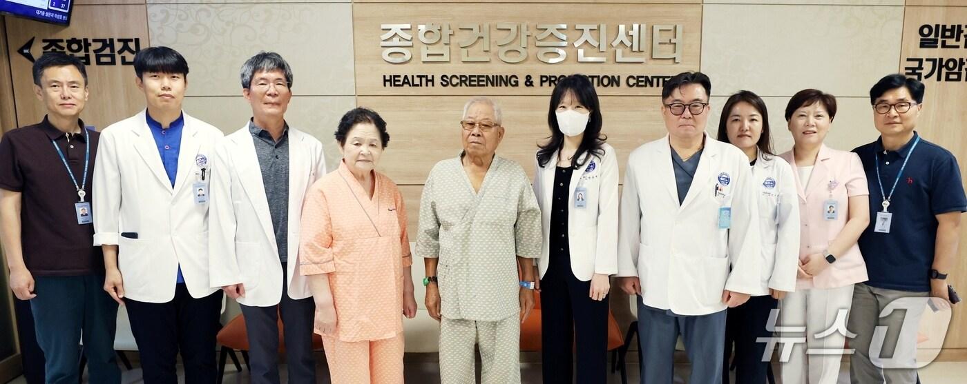 구미차병원, 국가유공자에 '건강검진' 참여자들이 기념사진을 찍고 있다.(차병원 제공. 재판매 및 DB금지)/뉴스1