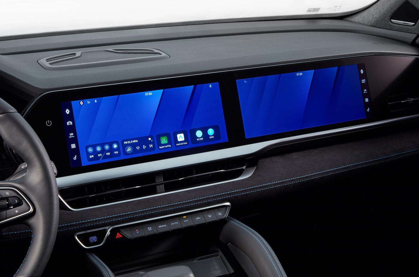 르노코리아 중형 스포츠유틸리티차&#40;SUV&#41; 그랑 콜레오스에 적용된 &#39;오픈 알&#40;openR&#41; 파노라마 스크린&#39;의 모습&lt;자료사진&gt;&#40;르노코리아 제공&#41;.