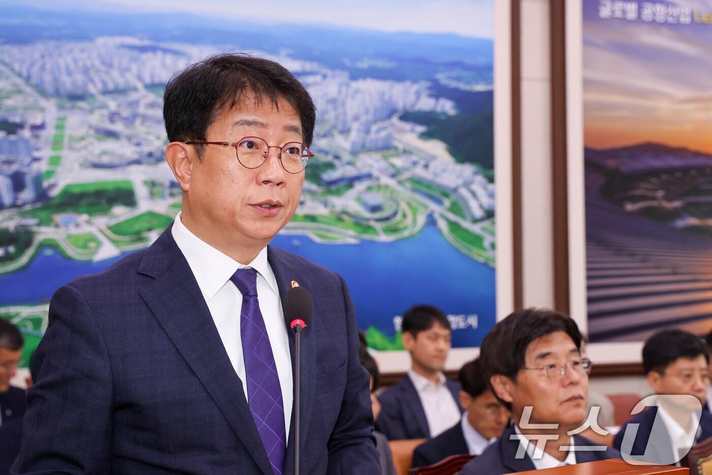 박상우 국토교통부 장관이 25일 오전 서울 여의도 국회에서 열린 제426회국회&#40;임시회&#41; 국토교통위원회 제1차 전체회의에서 추경안 보고를 하고 있다. 2025.6.25/뉴스1 ⓒ News1 안은나 기자