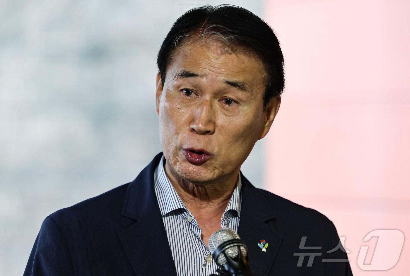 권오을 국가보훈부 장관 후보자가 서울 중구 서울스퀘어에 마련된 인사청문회 사무실로 출근하며 취재진 질문에 답하고 있다. 2025.6.25/뉴스1 ⓒ News1 김도우 기자