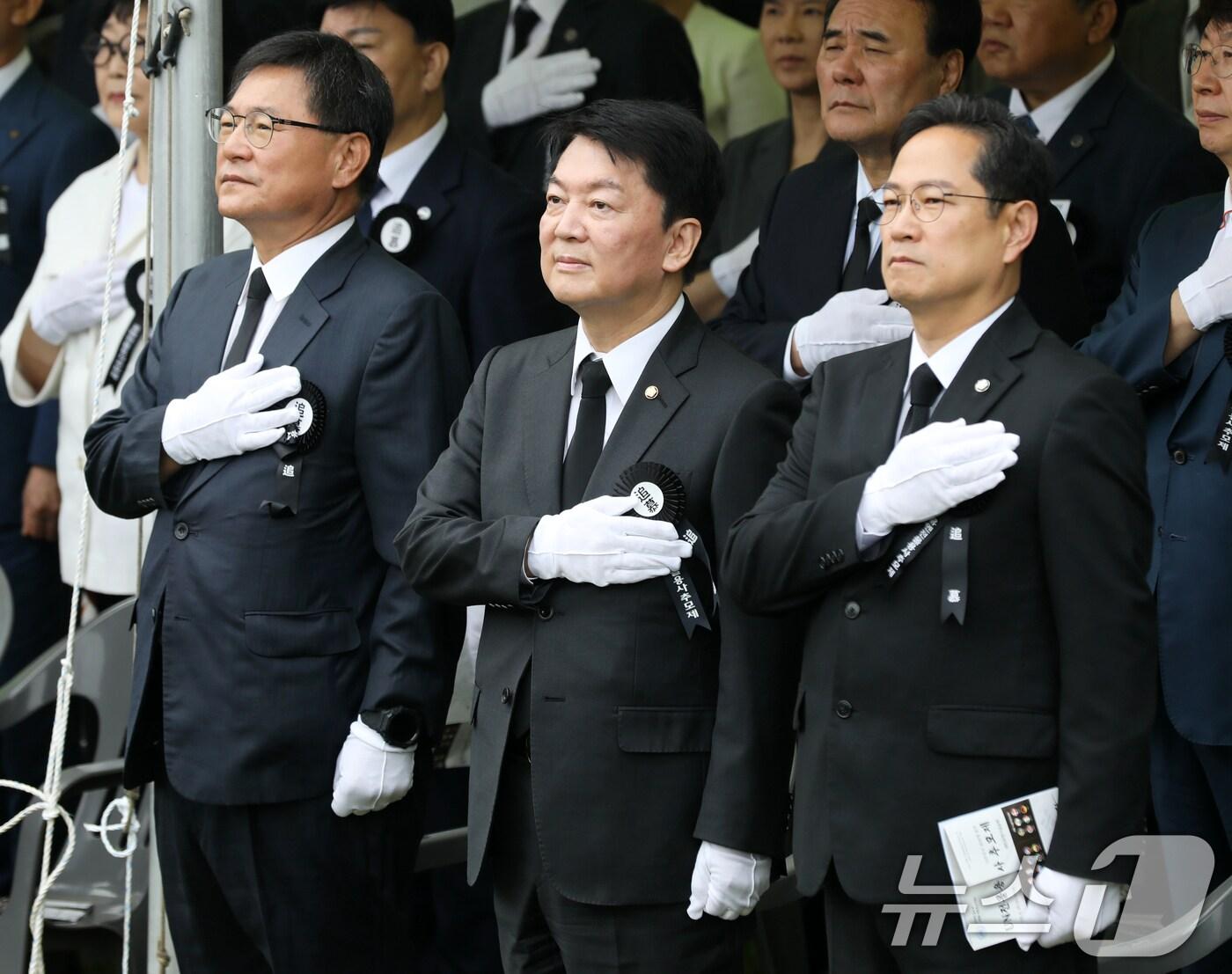 본문 이미지 - 안철수 국민의힘 의원이 25일 오전 부산 남구 유엔기념공원에서 열린 제75주년 6·25전쟁 참전 유엔전몰용사 추모제서 국민의례를 하고 있다. 2025.6.25/뉴스1 ⓒ News1 윤일지 기자