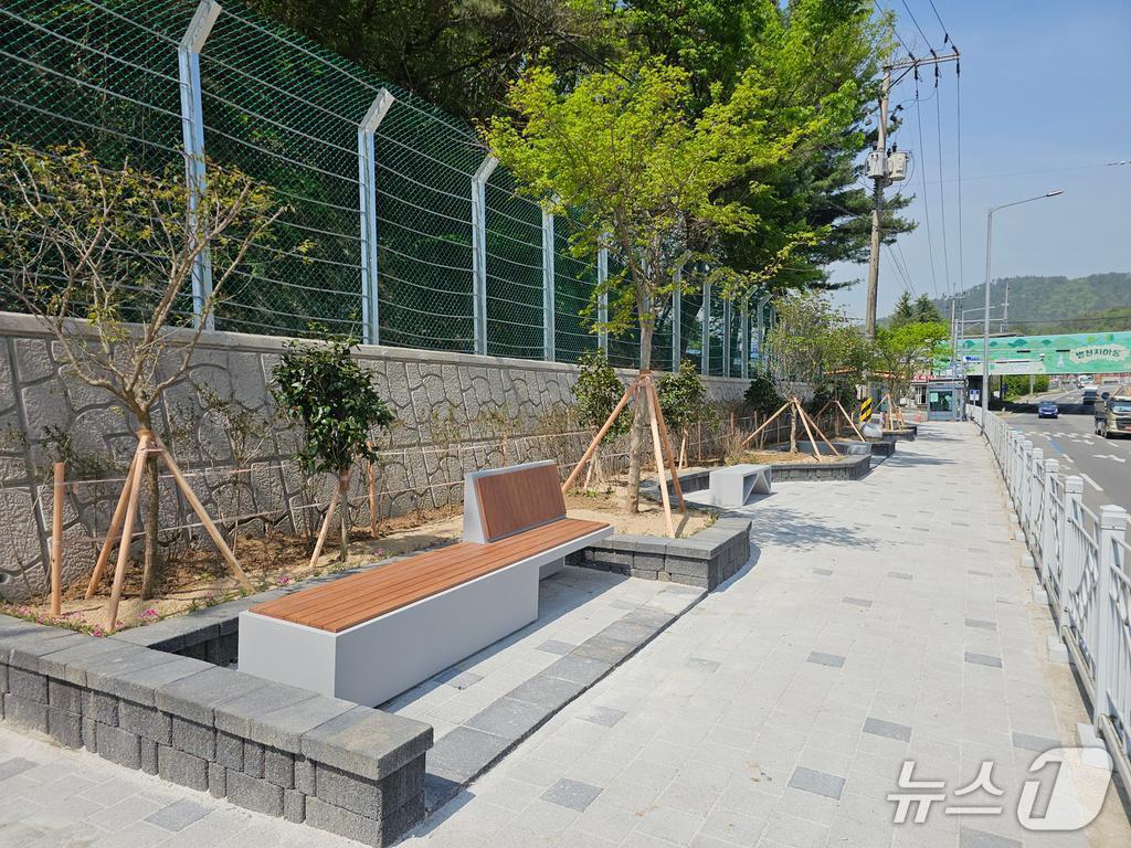 본문 이미지 - 공공디자인 시범사업을 실시한 계천안심공원 전경.(하동군 제공. 재판매 및 DB금지)