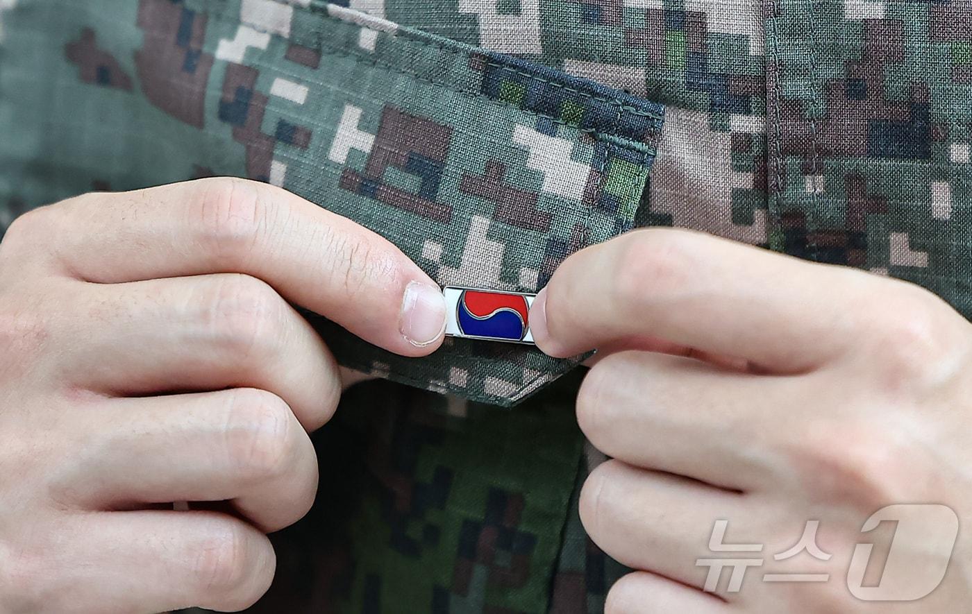 국가보훈부의 &#39;121723 끝까지 찾아야 할 태극기&#39; 배지.  2025.6.25/뉴스1 ⓒ News1 김도우 기자