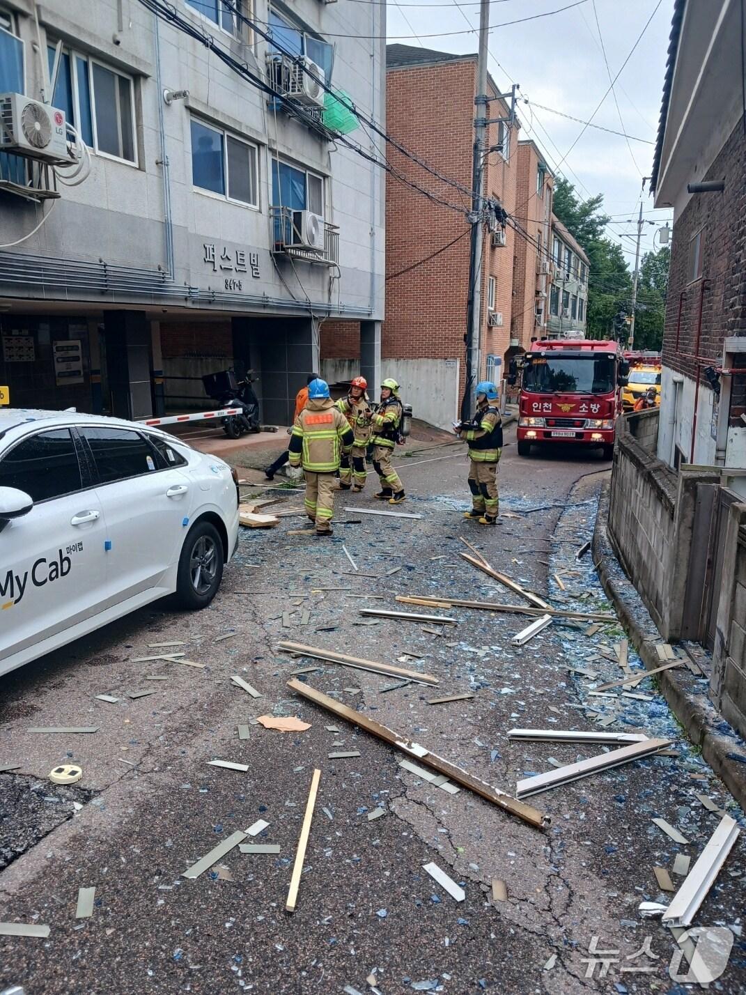 본문 이미지 - 25일 오전 9시 59분쯤 인천시 미추홀구 한 빌라 3층에서 폭발 추정 사고가 발생했다.&#40;인천소방본부 제공. 재배포 및 DB금지&#41;2025.6.25/뉴스1