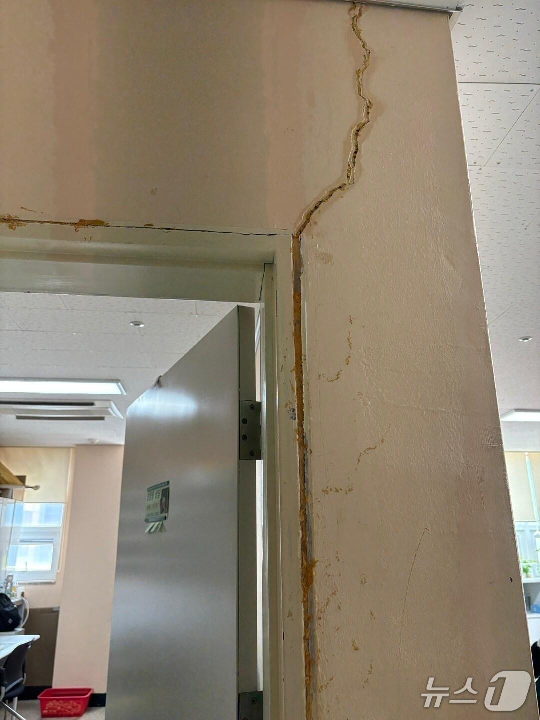 본문 이미지 - 대전 가원학교 건물 내부에 생긴 군열(독자 제공) /뉴스1