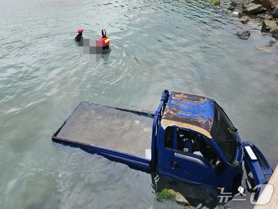 본문 이미지 - 25일 오전 6시 11분쯤 전남 완도 가학리 인근 선착장에서 1.5톤 트럭이 추락해 완도해경이 수색하고 있다.&#40;완도해경 제공. 재판매 및 DB 금지&#41;