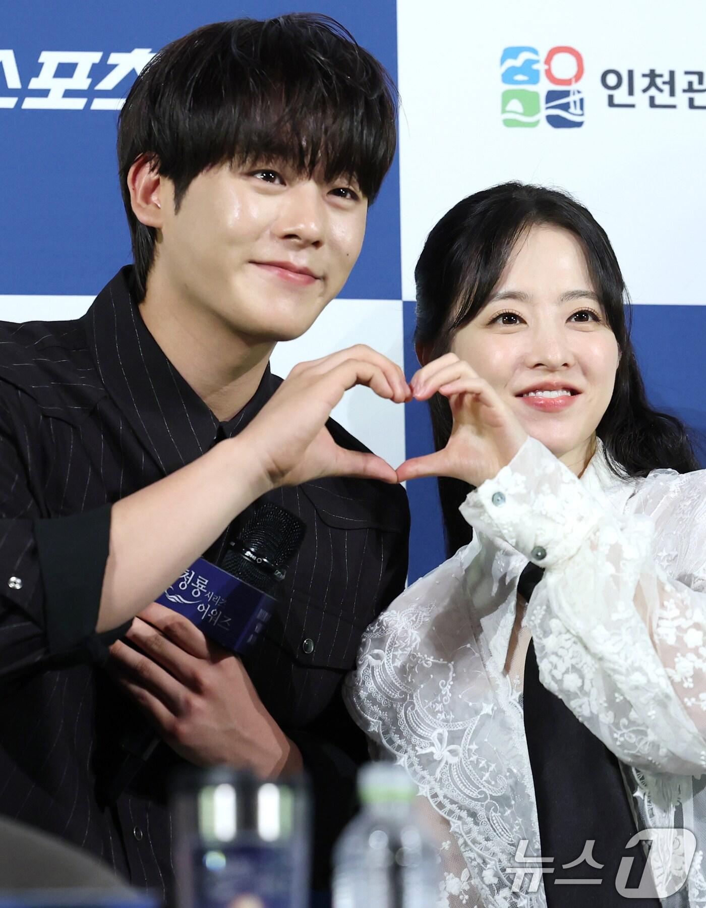 본문 이미지 - 배우 이정하(왼쪽)와 박보영이 25일 서울 영등포구 CGV여의도에서 열린 제4회 청룡시리즈어워즈 핸드프린팅 행사에서 포즈를 취하고 있다. 2025.6.25/뉴스1 ⓒ News1 권현진 기자