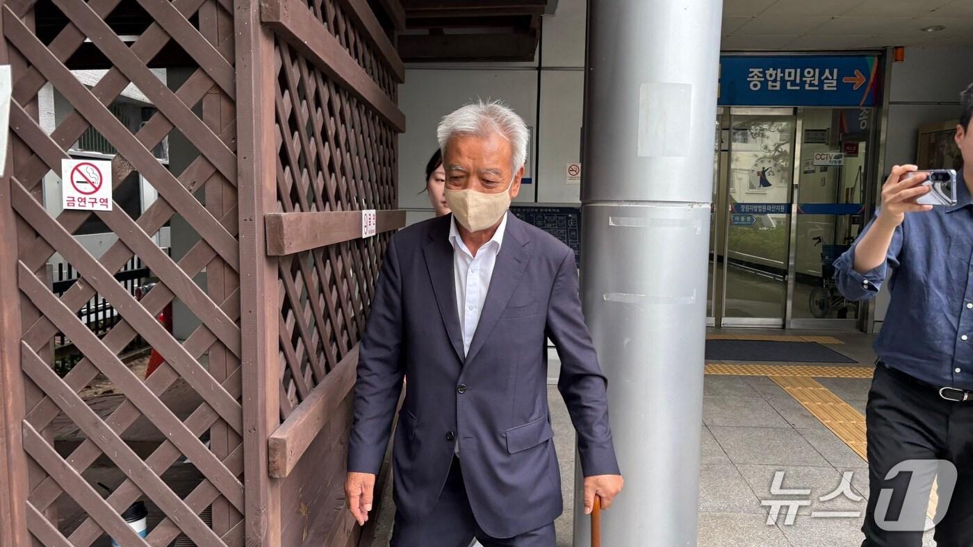 김창호 경남 의령군의원이 25일 창원지법 마산지원에서 뇌물수수 등 혐의 1심 선고 공판을 받은 뒤 법정을 나서고 있다.2025.6.25/뉴스1 강정태 기자