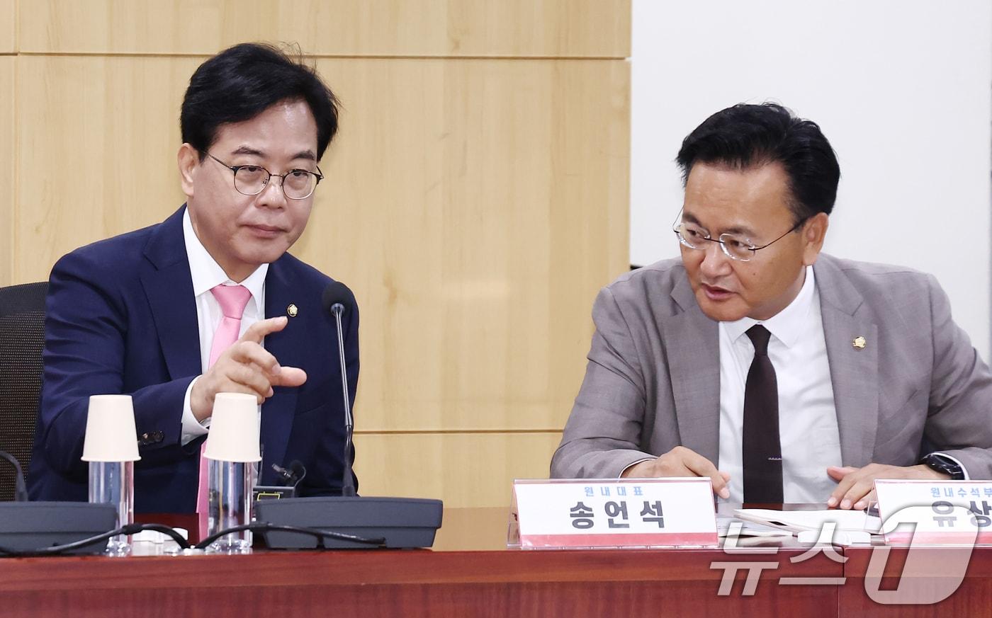 국민의힘 송언석 원내대표와 유상범 원내수석부대표가 25일 오전 서울 여의도 국회 의원회관에서 열린 '검수완박 시즌2 : 국가수사위원회가 통제하는 수사체계의 문제점'에서 대화하고 있다. 2025.6.25/뉴스1 ⓒ News1 김민지 기자