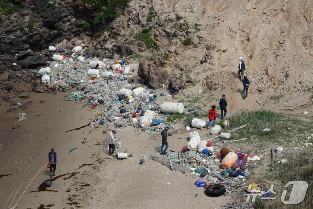 본문 이미지 - 지난 21~22일 발견된 굴업도 해양쓰레기&#40;인천환경운동연합 제공.재판매 및 DB금지&#41;