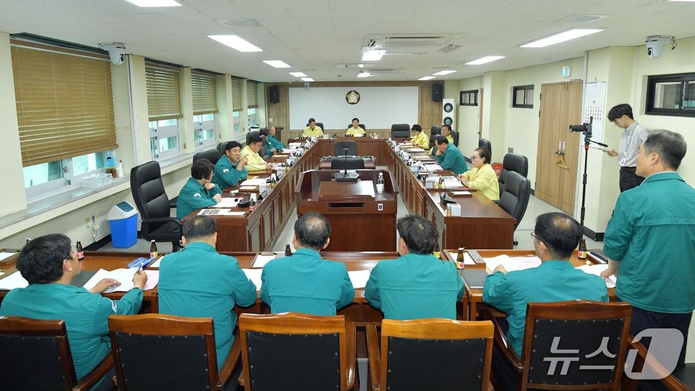논산시의회가 24일 의회운영위원회 회의실에서 최근 반복 되는 집중호우로 인한 피해 및 복구 현황을 공유하고 관련 부서장으로부터 주요 대책을 보고받는 간담회를 하였다.  (논산시의회 제공.재판매 및 DB 금지)/뉴스1