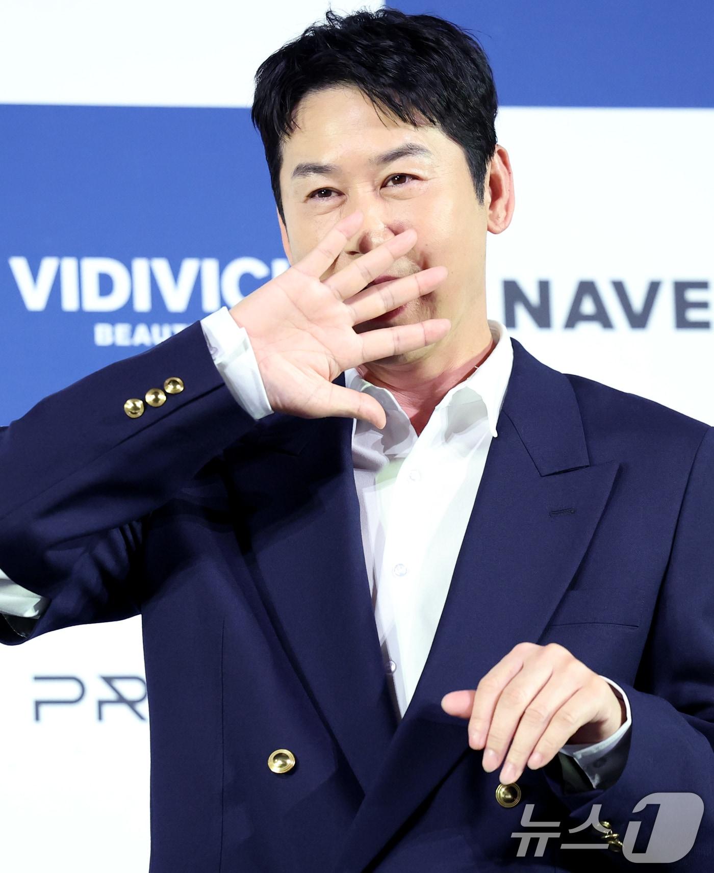 본문 이미지 - 방송인 신동엽이 25일 서울 영등포구 CGV여의도에서 열린 제4회 청룡시리즈어워즈 핸드프린팅 행사에서 포즈를 취하고 있다. 2025.6.25/뉴스1 ⓒ News1 권현진 기자