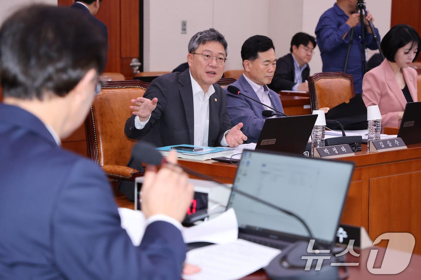 박정하 국민의힘 간사가 25일 오전 서울 여의도 국회에서 열린 제426회국회&#40;임시회&#41; 문화체육관광위원회 제1차 전체회의에서 해양수산부 장관 후보자로 지명된 전재수 위원장을 향해 축하의 박수를 제안하고 있다. 2025.6.25/뉴스1 ⓒ News1 안은나 기자