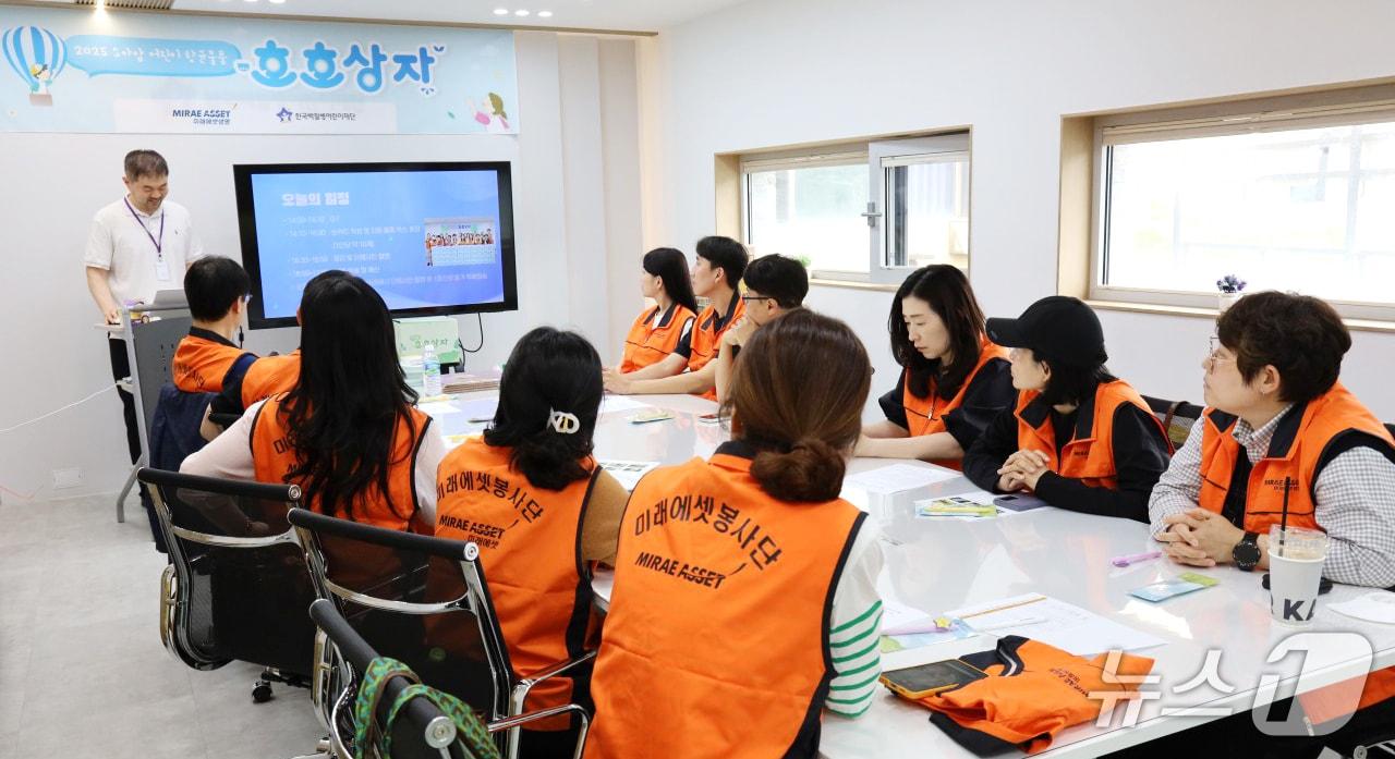 본문 이미지 - 미래에셋생명은 생명보험사회공헌위원회와 공동으로 소아암 환자를 돕기 위한 항균키트 ’호호상자’ 800개를 한국백혈병어린이재단에 전달했다./사진제공=미래에셋생명