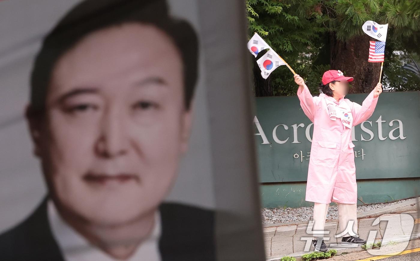 25일 서울 서초구 아크로비스타 윤석열 전 대통령 사저 앞에서 한 지지자가 태극기를 흔들고 있다.  2025.6.25/뉴스1 ⓒ News1 김성진 기자