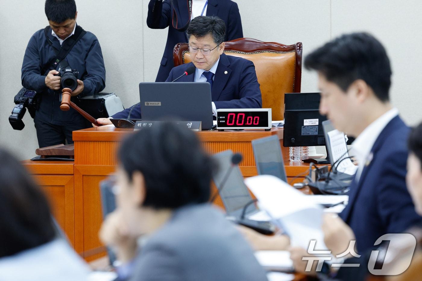 안호영 국회 환경노동위원회 위원장이 25일 오전 서울 여의도 국회에서 열린 제426회국회&#40;임시회&#41; 제1차 전체회의에서 의사봉을 두드리고 있다. 2025.6.25/뉴스1 ⓒ News1 안은나 기자