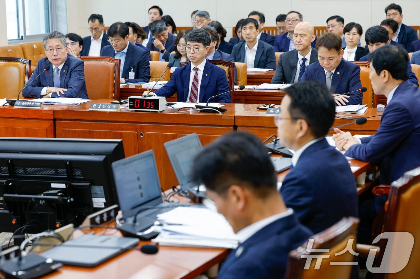 김민석 고용노동부 장관 직무대행(차관)이 25일 오전 서울 여의도 국회에서 열린 제426회국회(임시회) 환경노동위원회 제1차 전체회의에서 의원 질의에 답하고 있다. 2025.6.25/뉴스1 ⓒ News1 안은나 기자