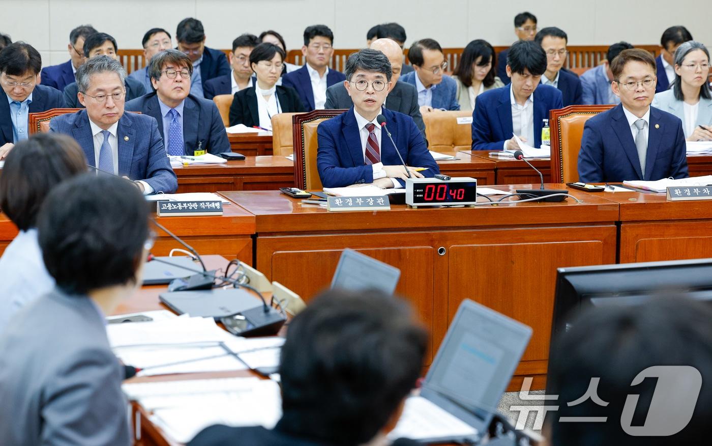 김완섭 환경부 장관이 서울 여의도 국회에서 열린 제426회국회&#40;임시회&#41; 환경노동위원회 제1차 전체회의에서 의원 질의에 답하고 있다. 2025.6.25/뉴스1 ⓒ News1 안은나 기자