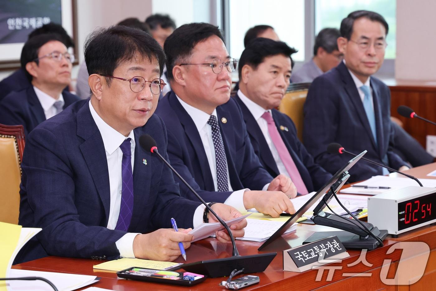 박상우 국토교통부 장관이 25일 오전 서울 여의도 국회에서 열린 제426회국회&#40;임시회&#41; 국토교통위원회 제1차 전체회의에서 의원 질의에 답하고 있다. 2025.6.25/뉴스1 ⓒ News1 안은나 기자