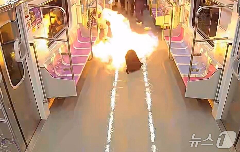 본문 이미지 - 지난달 31일 오전 8시 42분쯤 60대 남성 원 모 씨가 지하철 5호선 열차에 불을 지르고 있다.&#40;서울남부지검 제공&#41;