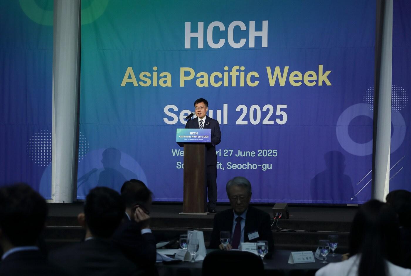 김석우 법무부 장관 대행이 25일 서울 서초구 세빛섬에서 열린 '헤이그국제사법회의 아시아·태평양 주간 서울 2025'에서 개회사를 하고 있다.(법무부 제공) 2025.6.25/뉴스1 