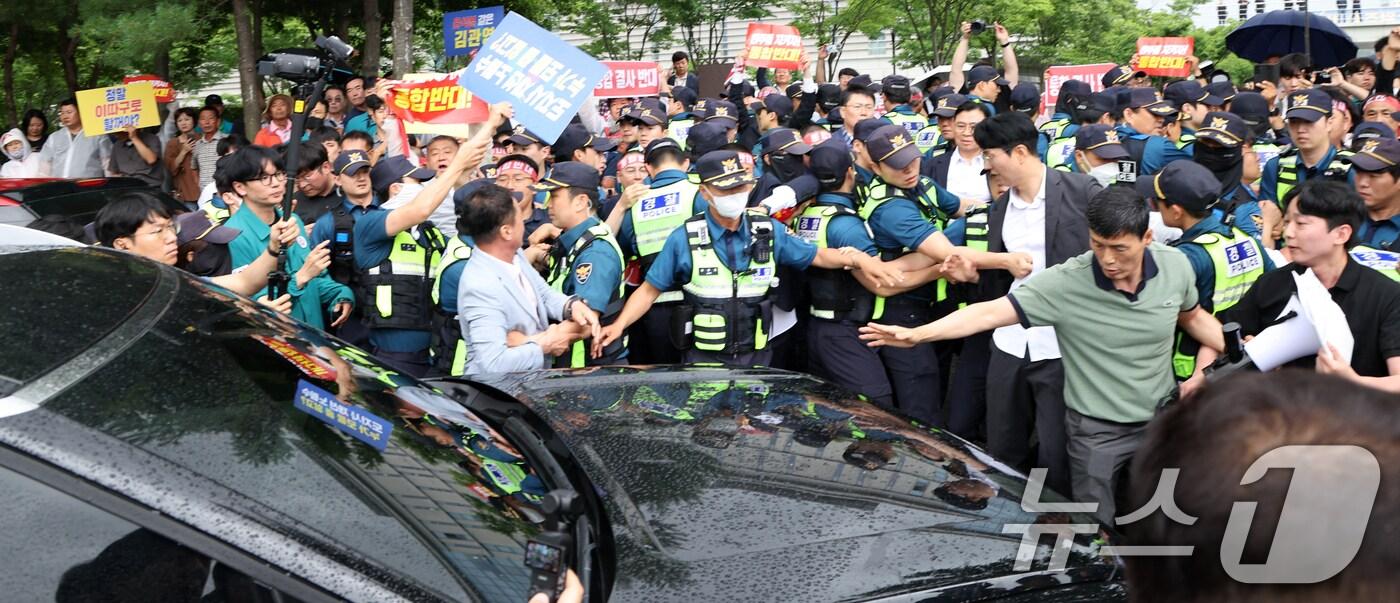  완주-전주 통합을 반대하는 완주군민들이 김관영 도지사의 차량 앞을 막고 있다. 2025.6.25/뉴스1 ⓒ News1 유경석 기자