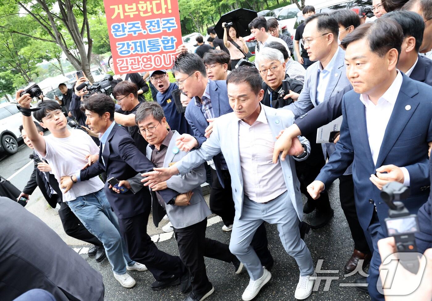 김관영 전북특별자치도지사가 25일 전북 완주군 완주군청을 방문한 가운데 완주-전주 통합 관련 군민과의 대화가 파행되자 발걸음을 돌리고 있다. 2025.6.25/뉴스1 ⓒ News1 유경석 기자
