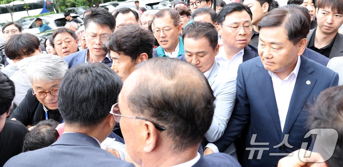 김관영 전북특별자치도지사(오른쪽)가 25일 전북 완주군 완주군청을 방문한 가운데 완주-전주 통합 관련 군민과의 대화가 파행되자 발걸음을 돌리고 있다. ⓒ News1 유경석 기자