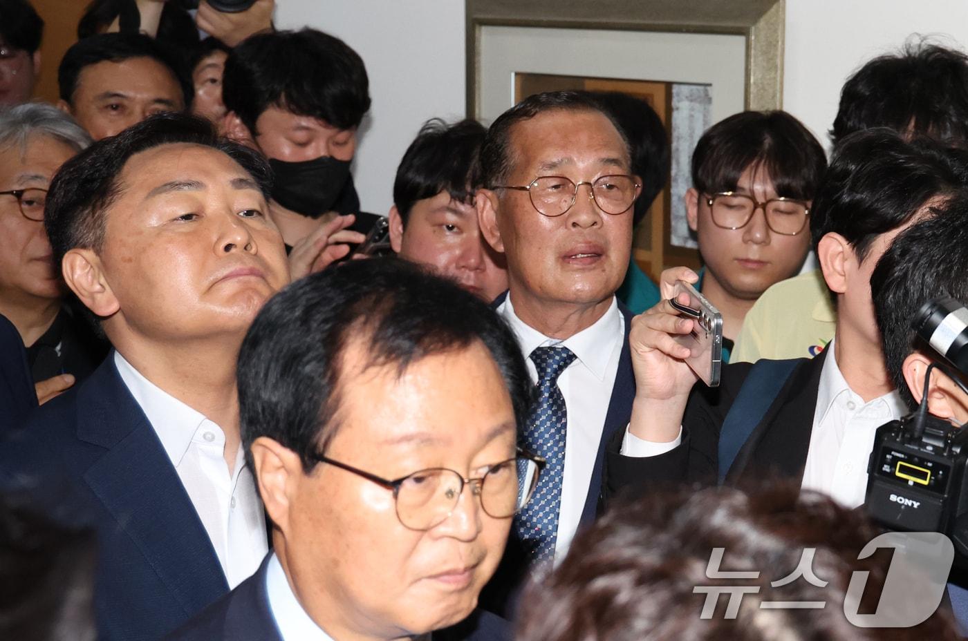 김관영 전북특별자치도지사(왼쪽)가 25일 전북 완주군 완주군청을 방문한 가운데 완주-전주 통합 반대 완주군민들로 막힌 군청 로비를 바라보고 있다. 2025.6.25/뉴스1 ⓒ News1 유경석 기자