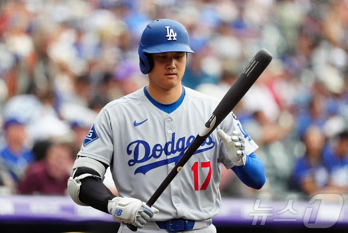 LA 다저스 오타니 쇼헤이가 25일&#40;한국시간&#41; 열린 2025 메이저리그 콜로라도 로키스전에서 6회초 투런포를 터뜨려 미일 통산 300홈런을 달성했다. ⓒ 로이터=뉴스1