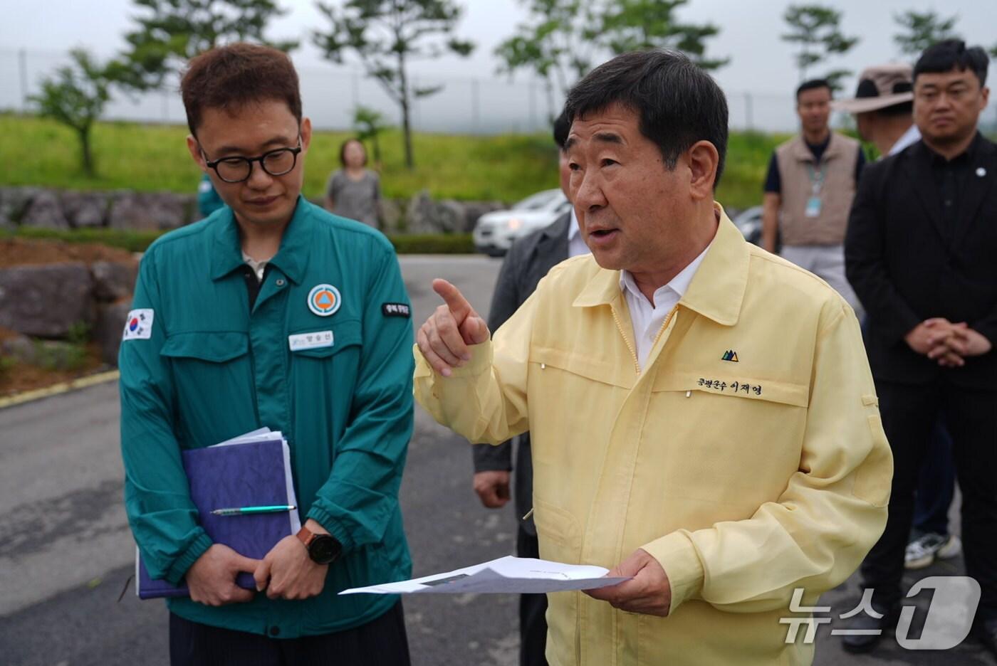 이재영 충북 증평군수가 25일 오전 발생한 지진 현장을 찾아 상황을 점검하고 있다.(증평군 제공, 재판매 및 DB금지)/뉴스1