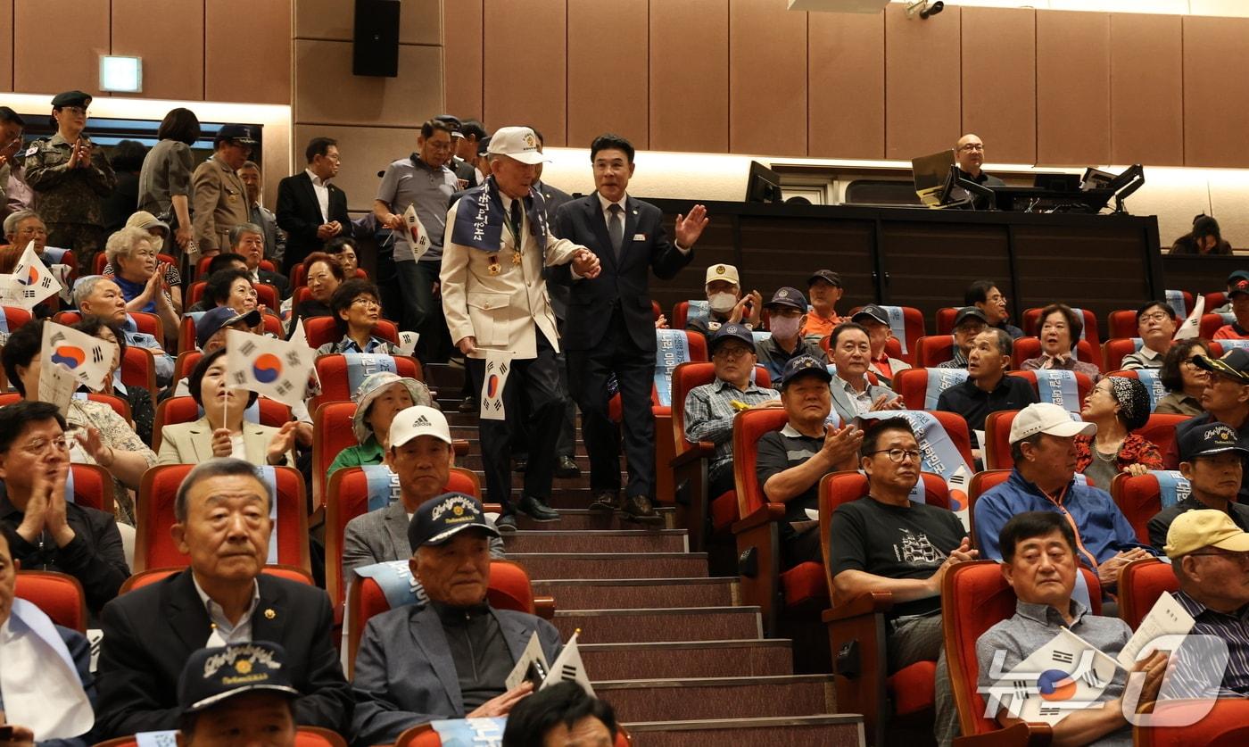 이응우 시장이 참전용사와 함께 입장하는 모습. (계룡시 제공.재판매 및 DB 금지)/뉴스1