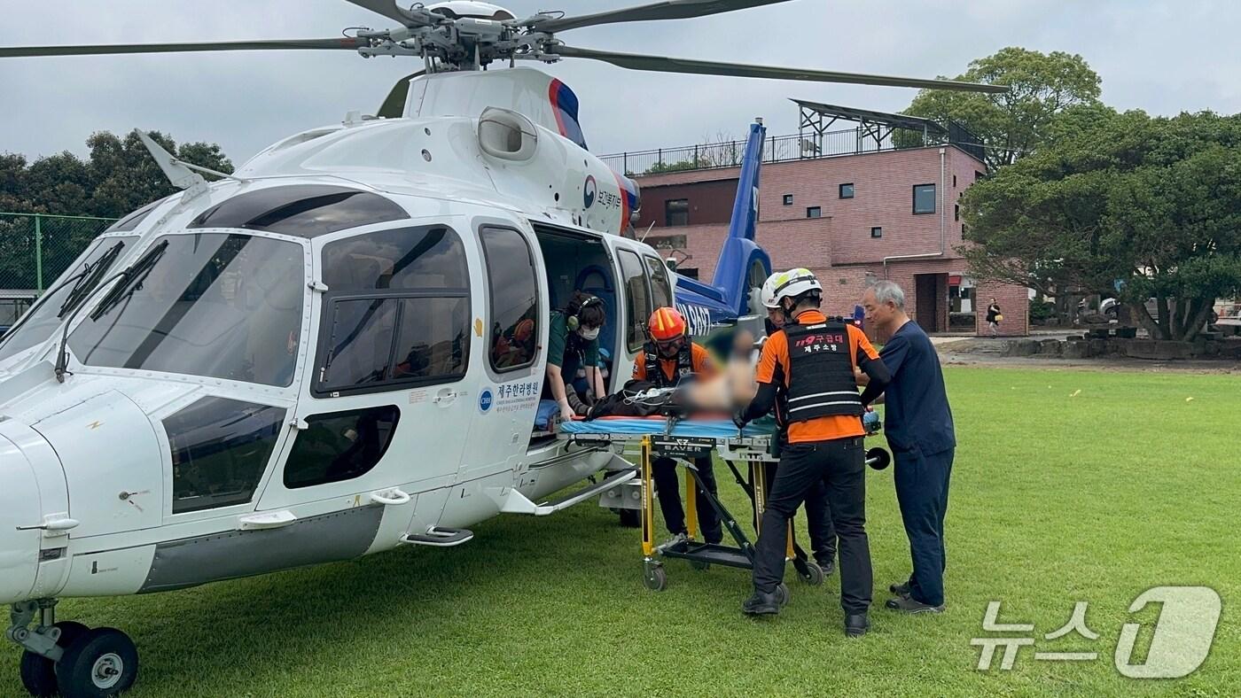 25일 제주시 한 공사장에서 70대 근로자가 쓰러져 병원으로 이송되고 있다.&#40;제주도소방안전본부 제공. 재판매 및 DB 금지&#41;