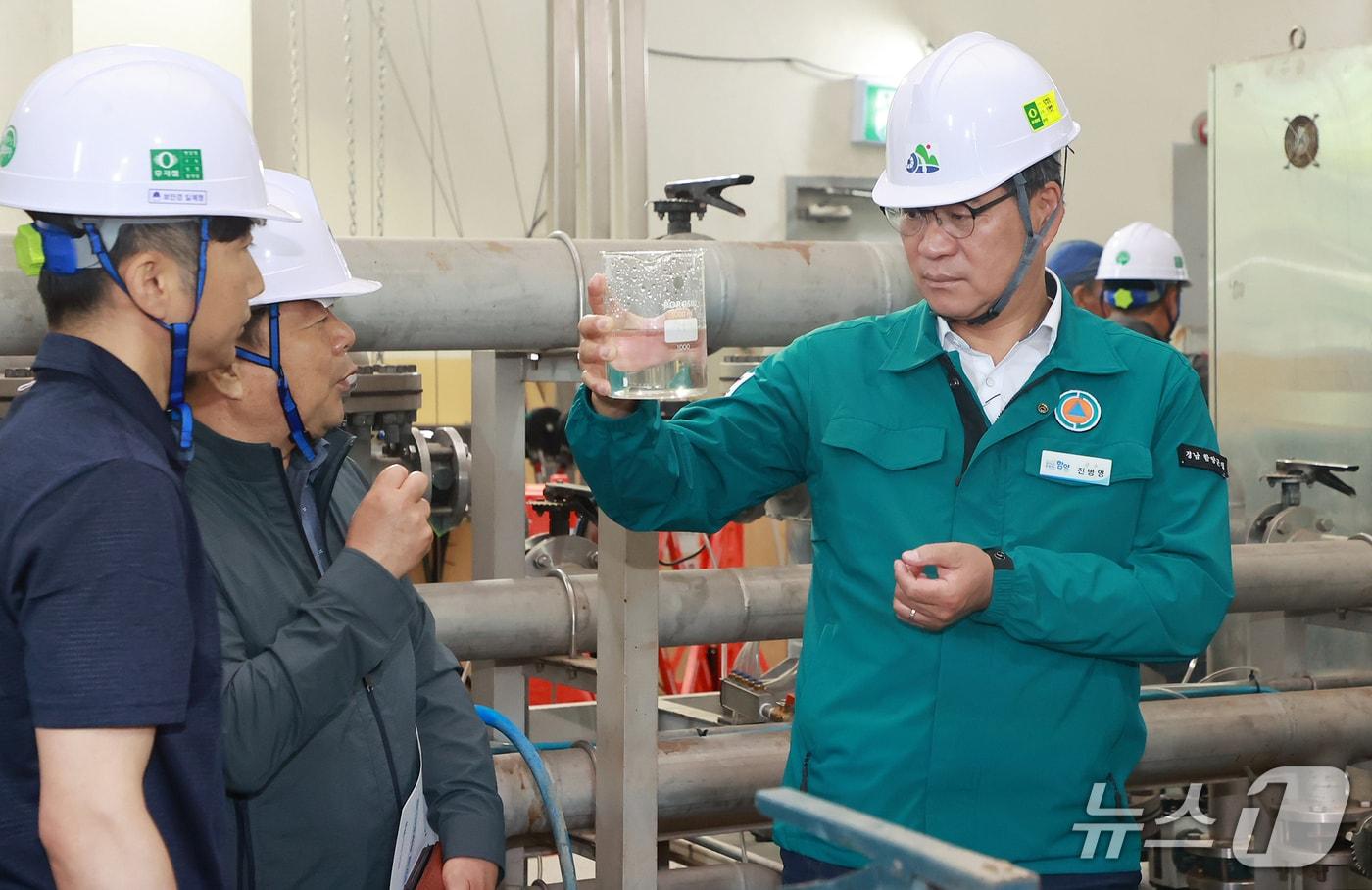 진병영 군수(오른쪽)의 상하수도 시설 점검 장면(함양군 제공. 재판매 및 DB금지).