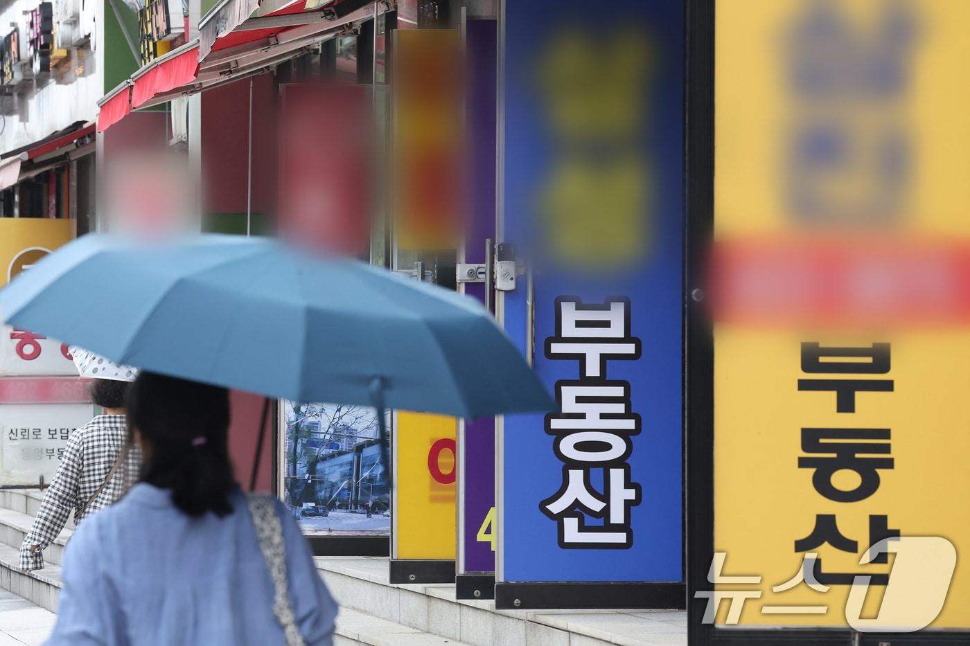 본문 이미지 - 서울의 한 공인중개소 밀집지역 앞으로 시민들이 오가고 있다. ⓒ 뉴스1 