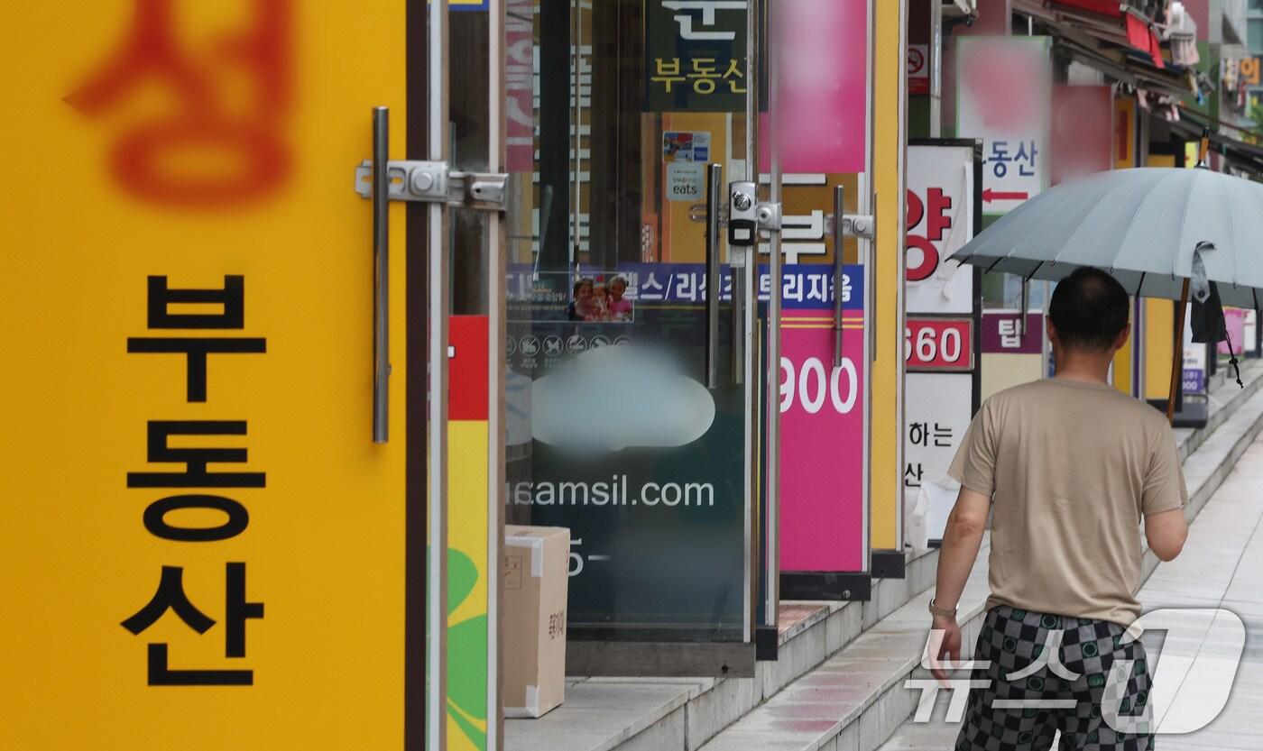 서울의 한 공인중개소 밀집지역 앞으로 시민들이 오가고 있다. /뉴스1 ⓒ News1 이동해 기자
