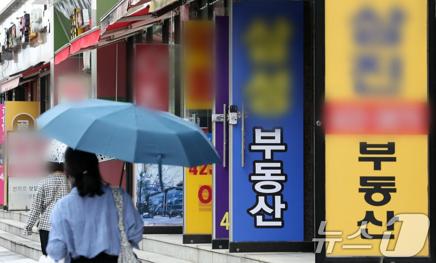 한국공인중개사협회에 따르면 지난달 폐·휴업한 공인중개사는 941명, 개업 공인중개사는 748명으로 집계됐다. /뉴스1 ⓒ News1 이동해 기자