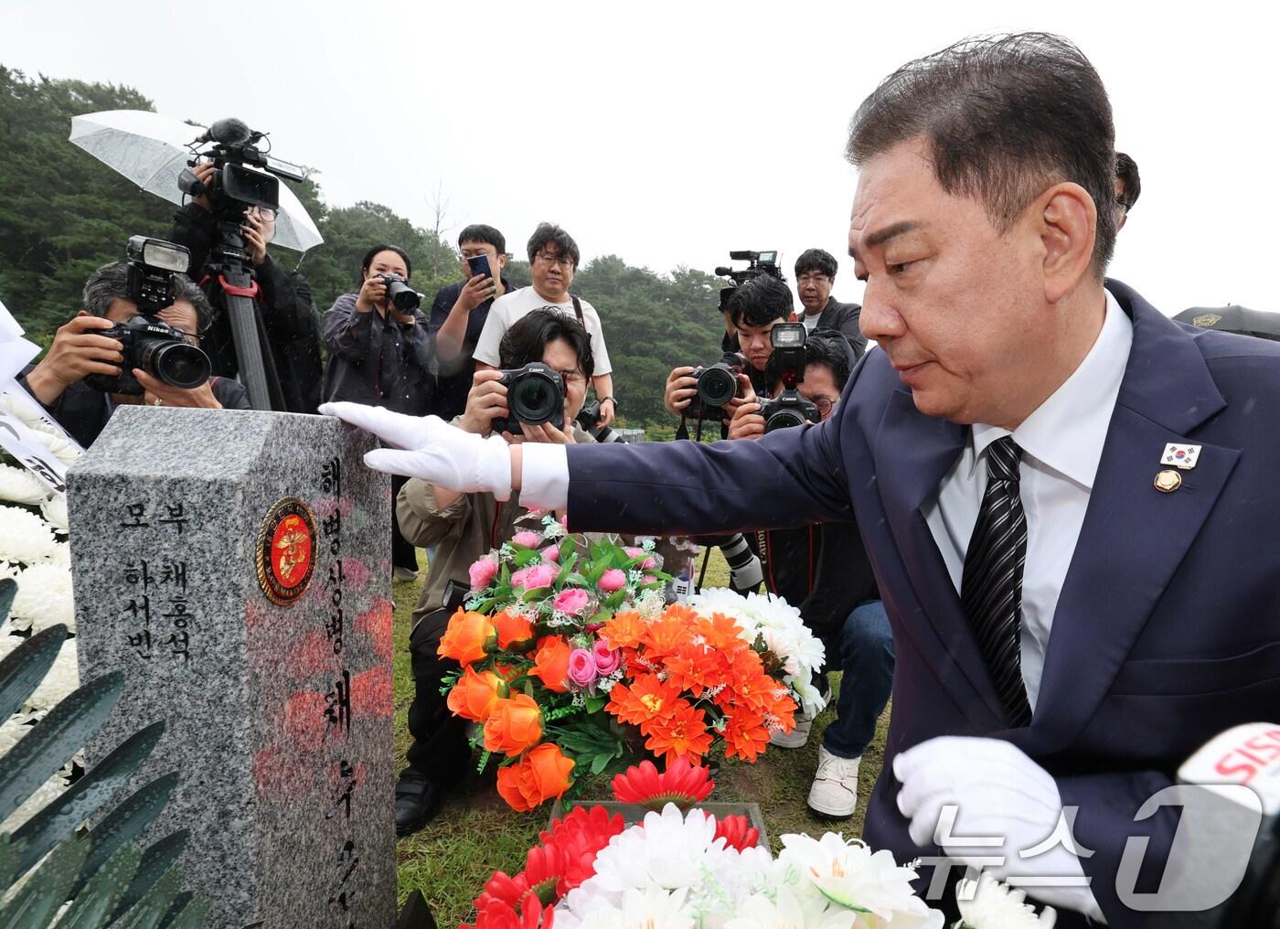 본문 이미지 - 김병기 더불어민주당 당 대표 직무대행 겸 원내대표가 25일 국립대전현충원에 안장된 채수근 상병 묘역을 찾아 참배하고 있다. 2025.6.25/뉴스1 ⓒ News1 김기태 기자