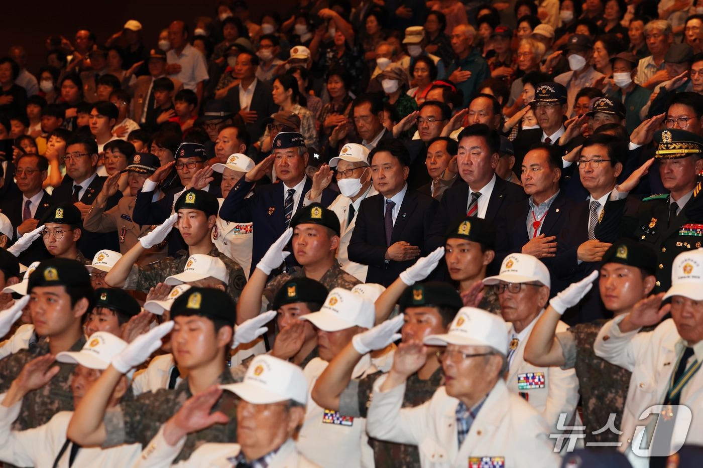청주 예술의 전당에서 열린 제75주년 6·25전쟁 기념식.(충북도 제공. 재판매 및 DB금지)/뉴스1