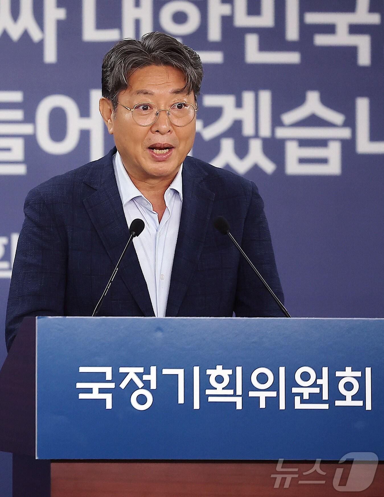 본문 이미지 - 이춘석 국정기획위원회 경제2분과위원장이 25일 오후 서울 종로구 정부서울청사 창성동 별관에서 열린 R&D 예산 등 경제2분과 현안관련 브리핑에서 발언하고 있다. 2025.6.25/뉴스1 ⓒ News1 김진환 기자