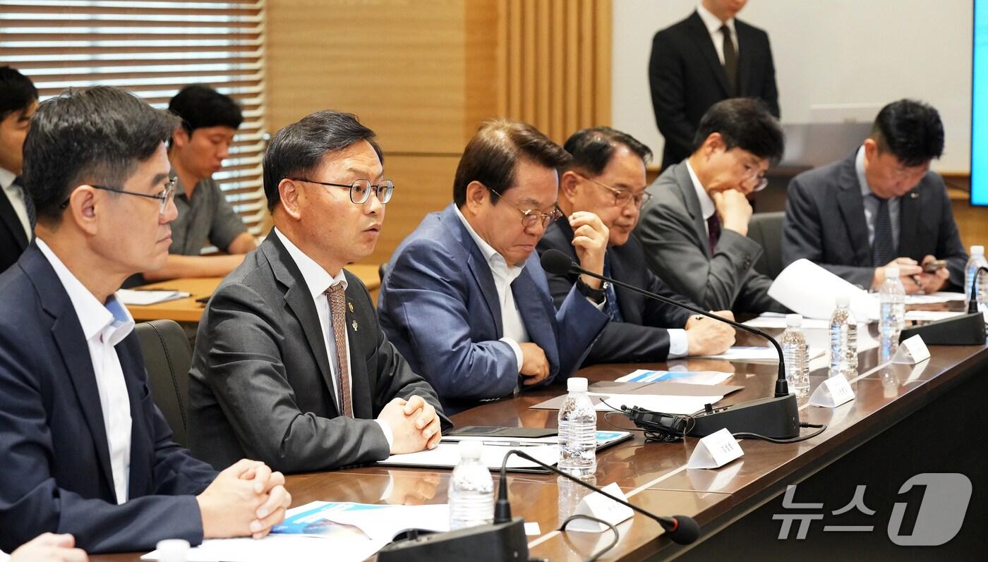 김성범 해양수산부 차관이 25일 중동사태 관련 수출입물류 비상점검회의‘를 주재하고 있다.(해양수산부 제공)