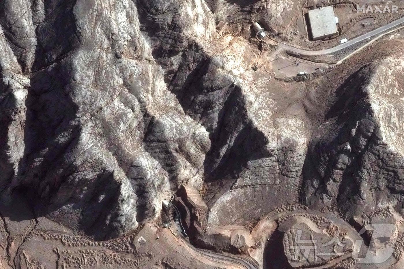 이란 중부 이스파한 핵농축 시설 인근 터널 입구가 최근의 공습으로 손상을 입었다. 미국 지리 정보 분석업체 막사테크놀로지에서 24일&#40;현지시간&#41; 촬영한 위성사진. 2025.06.24. ⓒ AFP=뉴스1 ⓒ News1 권영미 기자