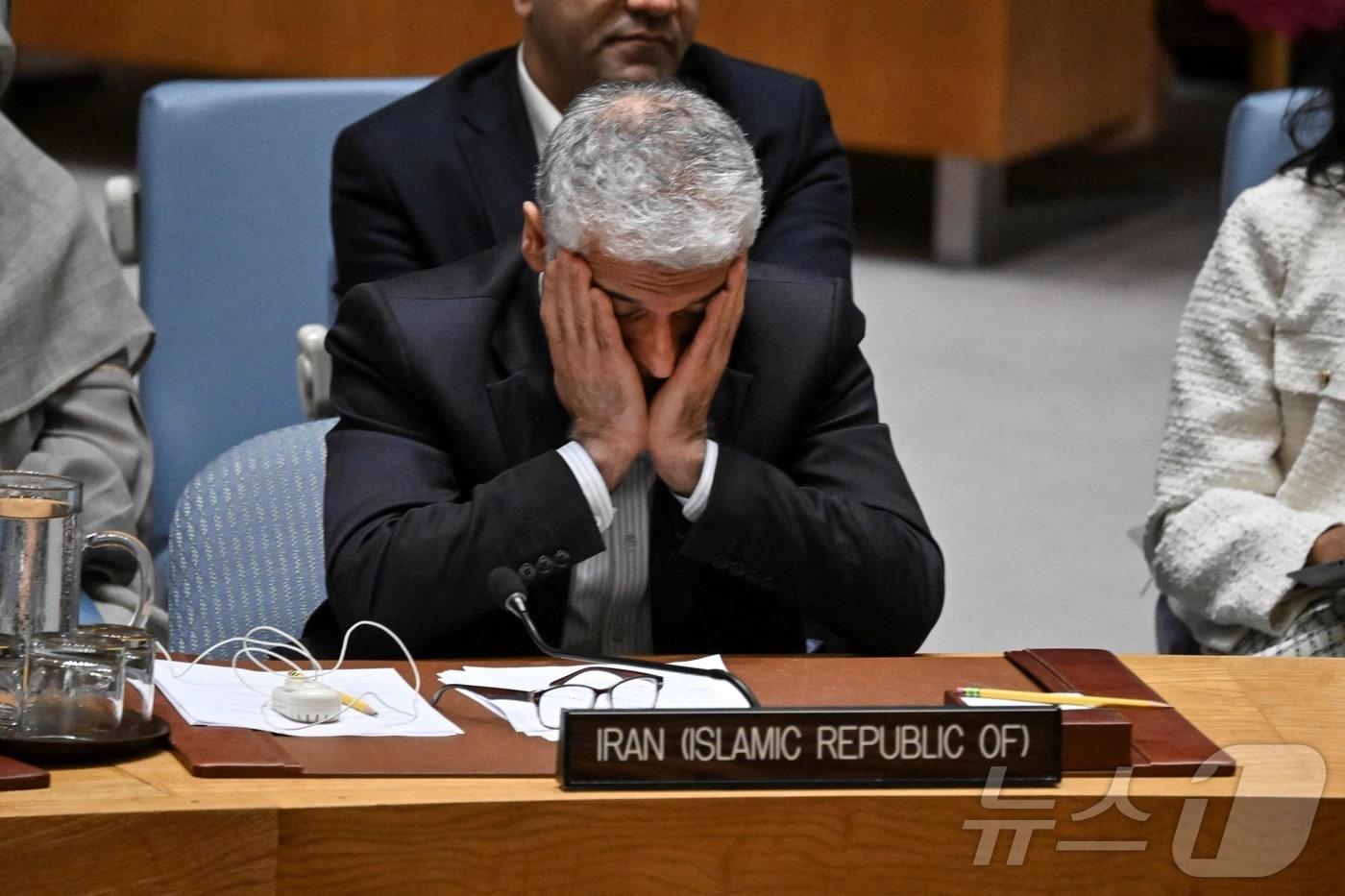 아미르 사이드 이라바니 유엔 주재 이란 대표가 지난 6월 24일&#40;현지시간&#41; 뉴욕 유엔 본부에서 열린 이스라엘-이란 분쟁 관련 유엔 안전보장이사회 회의에서 두 손으로 얼굴을 감싸고 있다. 2025.06.24. ⓒ AFP=뉴스1 ⓒ News1 권영미 기자