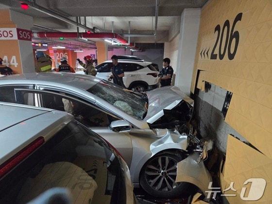 본문 이미지 - 지난 19일 오후 2시 26분쯤 세종 새롬동의 한 아파트 지하 1층에서 승용차가 주차장 벽을 들이받은 사고 현장 (세종소방본부 제공) 2025.6.19/뉴스1