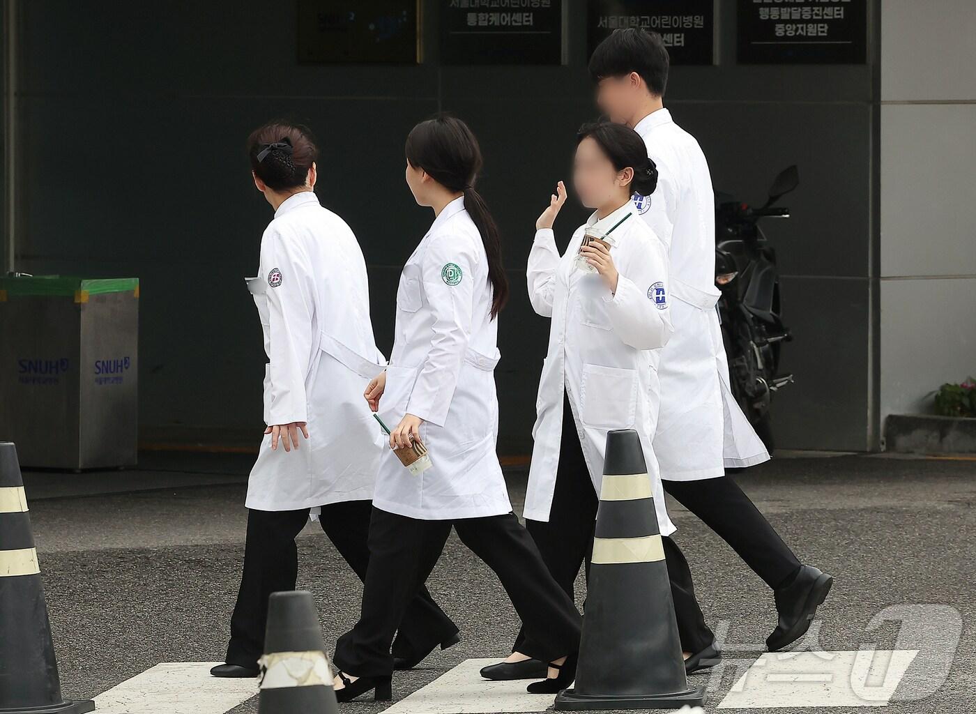 본문 이미지 - 걸어가는 의료진들.&lt;자료사진&gt; &#40;사진은 기사와 관련 없음&#41;ⓒ News1 DB