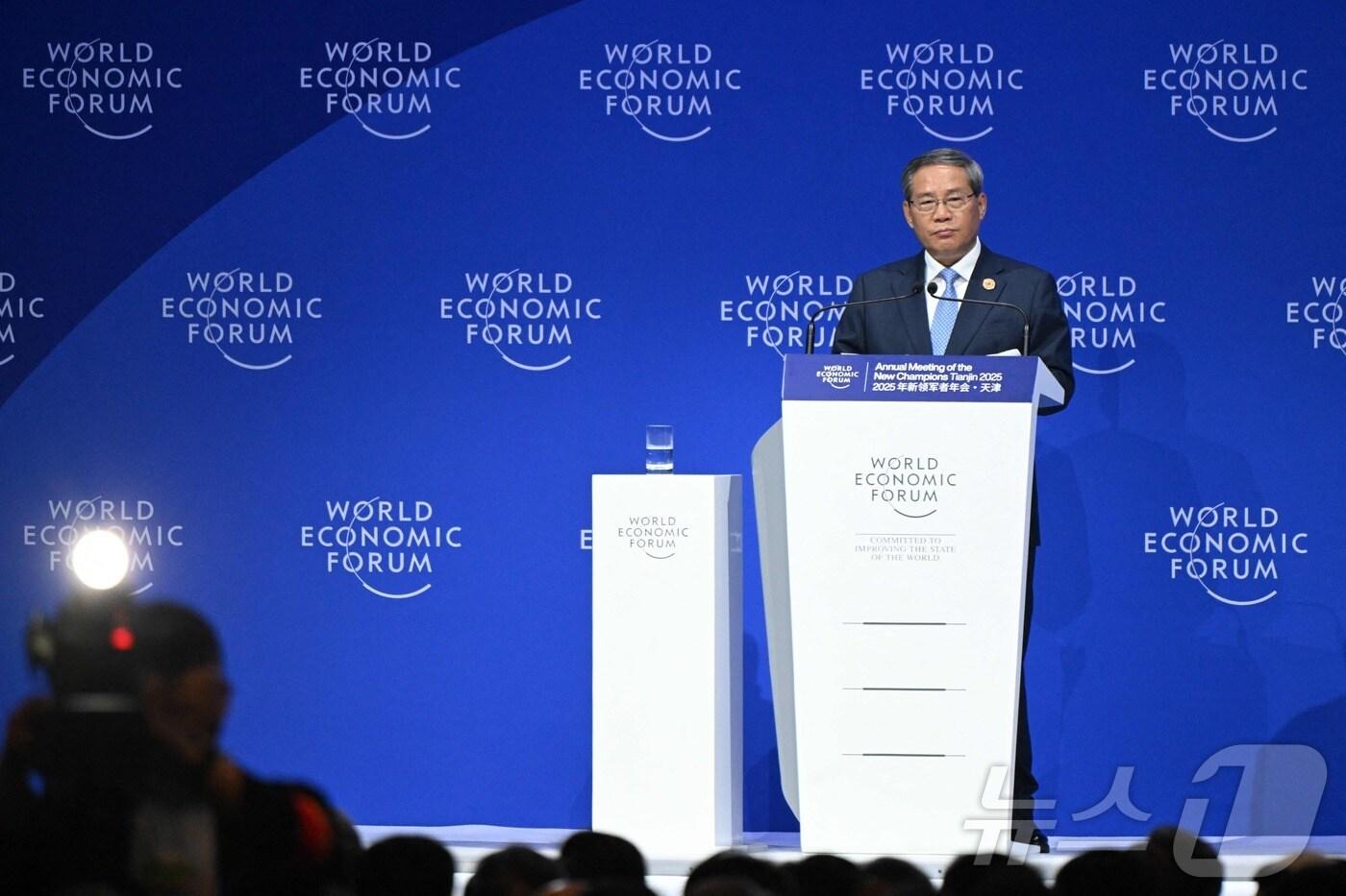 리챵 중국 총리가 25일 톈진에서 열린 세계경제포럼 연차총회(AMNC25) 개막식에서 연설을 하고 있다.  2025.6.25 ⓒ AFP=뉴스1 ⓒ News1 신기림 기자