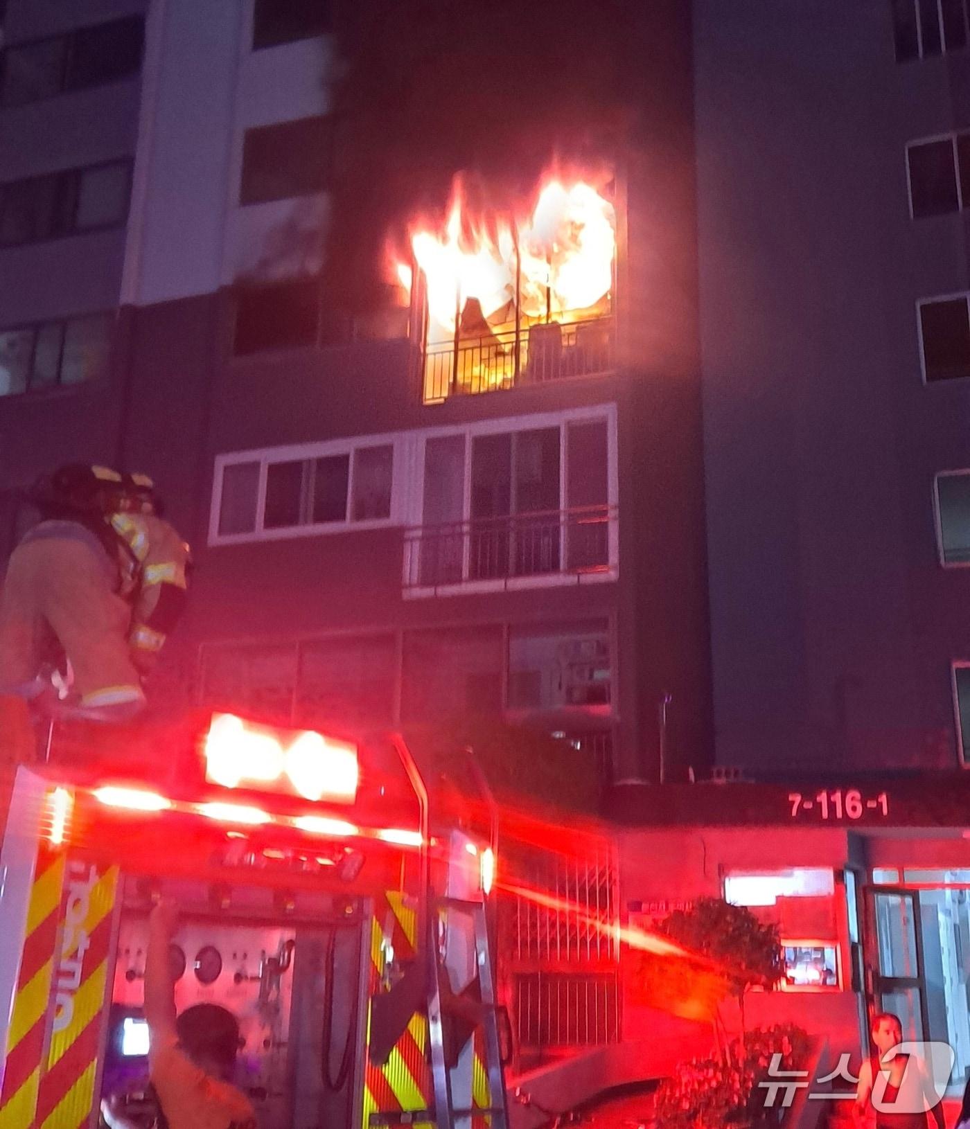 본문 이미지 - 24일 오전 부산 부산진구 개금동 아파트 화재 현장.(부산진구 제공. 재판매 및 DB 금지)