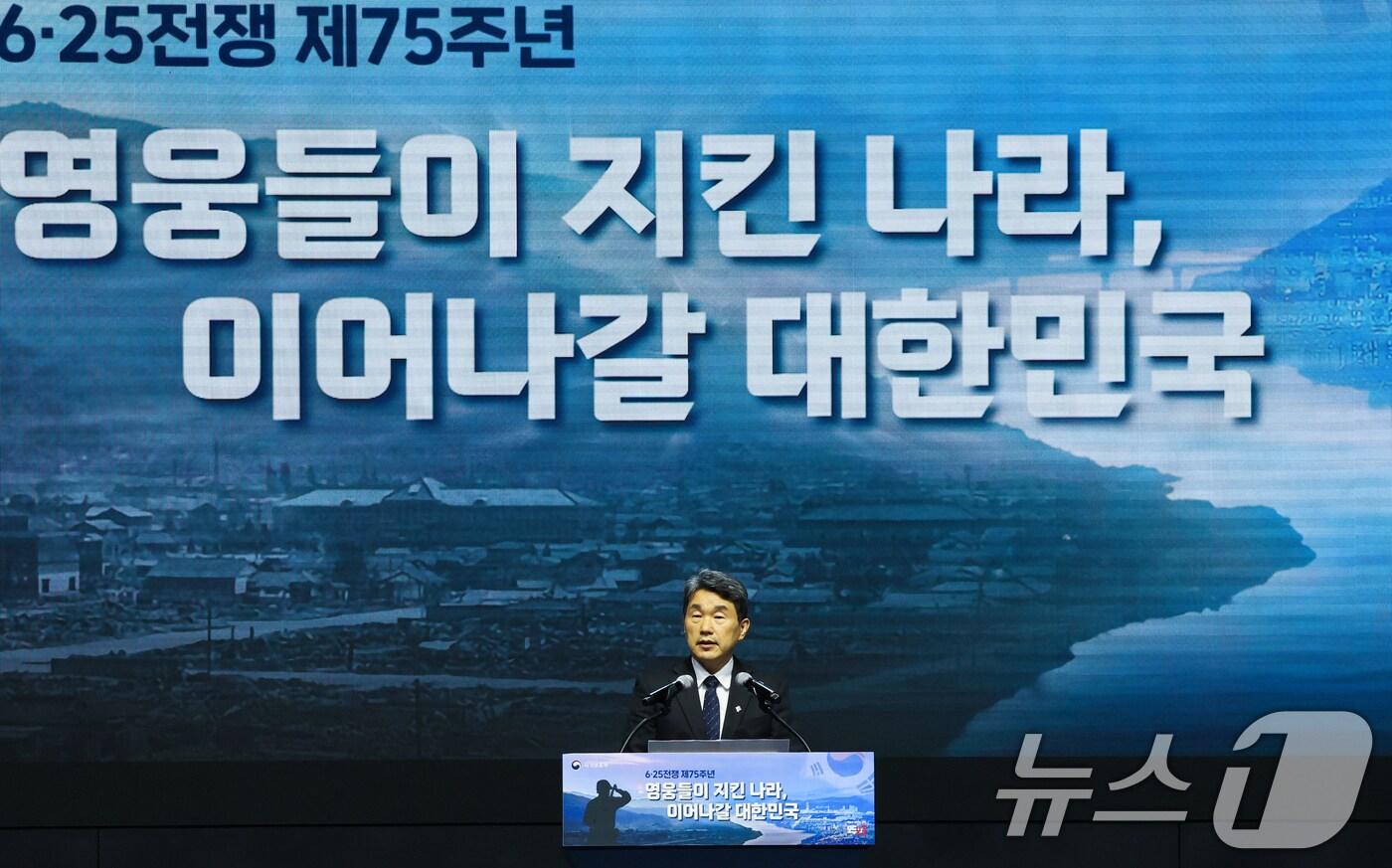 이주호 국무총리 직무대행 부총리 겸 교육부 장관과 참전용사가 25일 대전컨벤션센터에서 열린 6·25전쟁 75주년 행사에서 기념사를 하고 있다. 2025.6.25/뉴스1 ⓒ News1 김기태 기자