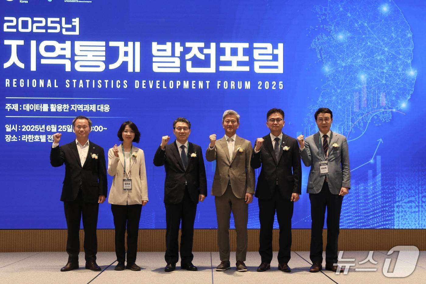 25일 전주시 라한호텔에서 열린 &#39;2025년 지역통계발전포럼&#39;에서 박진우 통계청 조사관리국장&#40;오른쪽 세번째&#41;와 참석자들이 기념촬영을 하고 있다&#40;통계청 제공&#41;. 2025.6.25/뉴스1