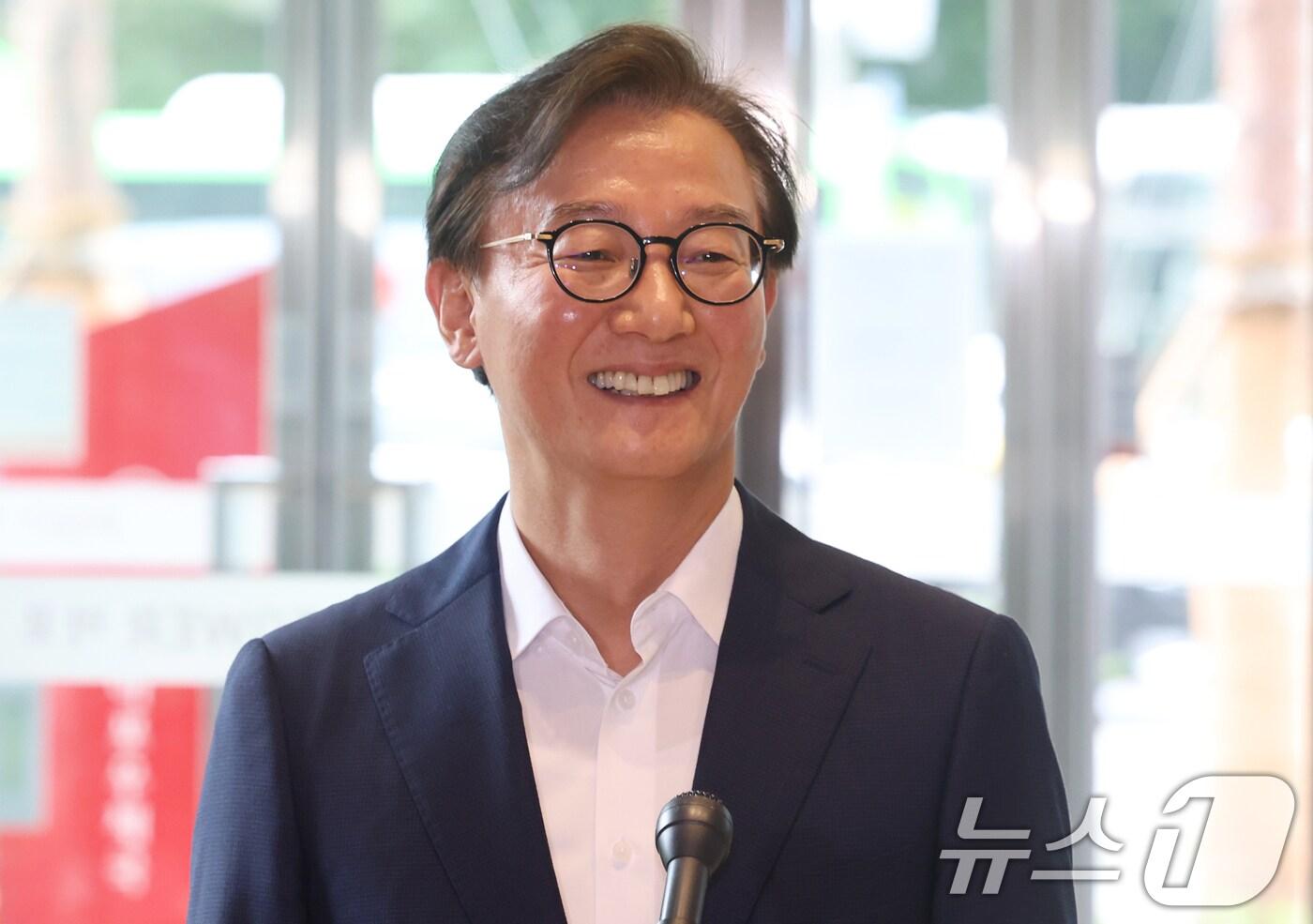 전재수 해양수산부 장관 후보자가 25일 오후 서울 마포구 포스트타워마포에 있는 사무실로 출근하며 질문에 답변하고 있다. 2025.6.25/뉴스1 ⓒ News1 김명섭 기자